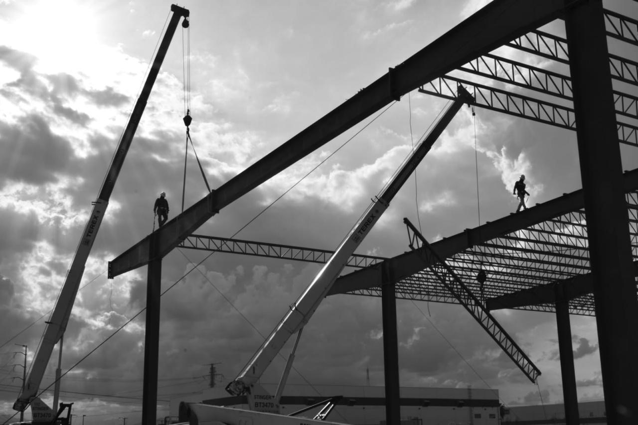 Montaje de estructura de acero de una nave industrial