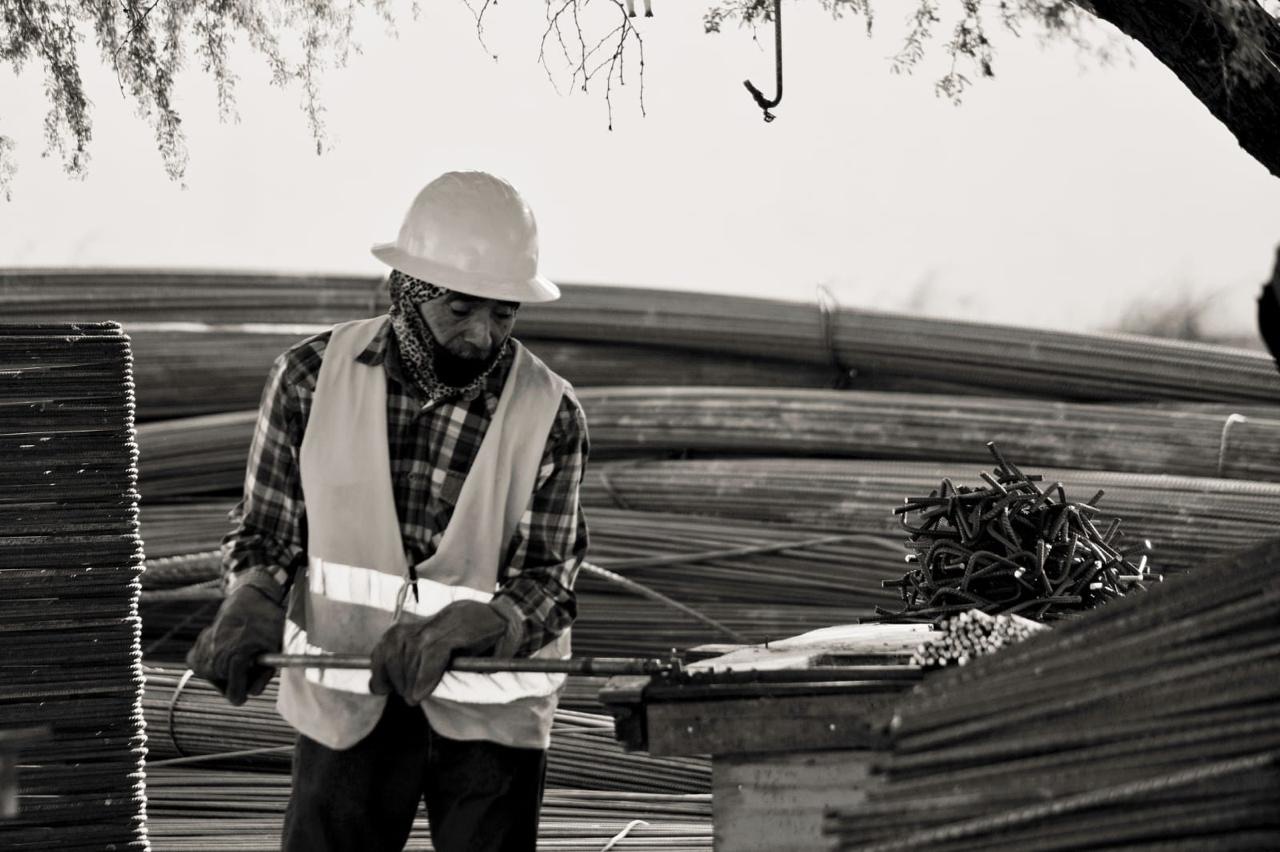 Trabajador de Grupo CYS habilitando varilla en obra